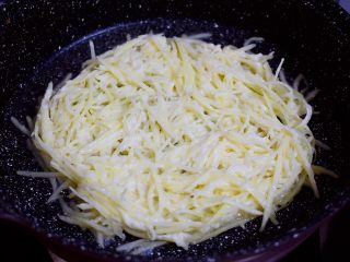 6、快手土豆饼,平底锅倒入适量的食用油烧热，把土豆丝放入，整理成圆形
