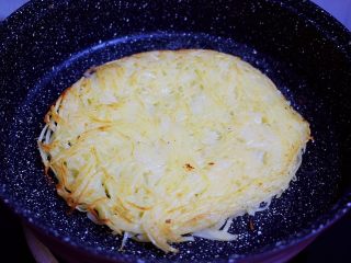7、快手土豆饼,小火慢煎至表面金黄色定型后再翻另一面继续小火煎至表面金黄色即可