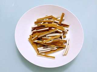 2、芹菜炒香干,香干洗净切成粗丝备用