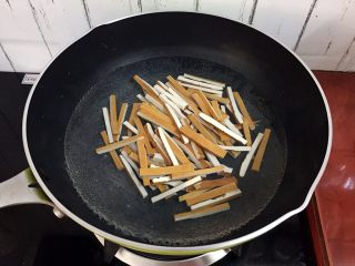 4、芹菜炒香干,锅中烧开水放入香干焯烫