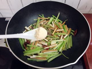 14、芹菜炒香干,加入鸡精