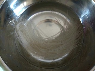 1、肉沫粉丝烧白菜,粉丝提前泡发