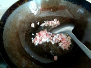 5、肉沫粉丝烧白菜,锅中放入适量植物油,放入肉沫炒至变白