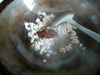 6、肉沫粉丝烧白菜,放入一勺海天黄豆酱(喜欢吃辣的还可以把海天黄豆酱换成郫县豆瓣酱)