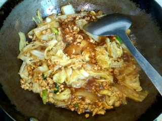 13、肉沫粉丝烧白菜,翻炒均匀关火出锅