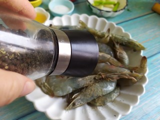 4、油焖大虾,胡椒粉，拌匀腌制15分钟