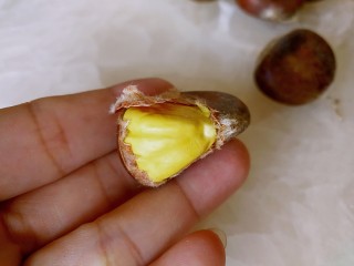 1、栗子焖鸡,新鲜栗子放在阴凉干燥处晾一两天，即可以轻松剥壳去皮。