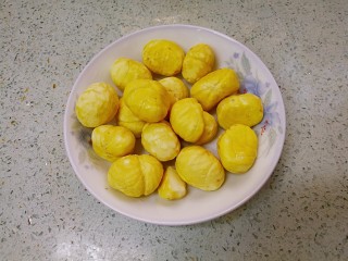 2、栗子焖鸡,剥好的栗子清洗干净。