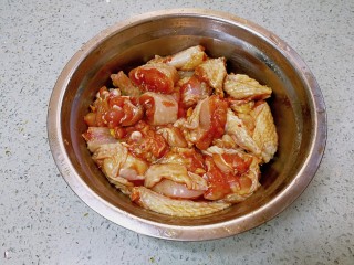 4、栗子焖鸡,加1小勺盐、1小勺白糖、1勺料酒、1勺食油、2勺生抽、一点姜末，拌匀入味儿。