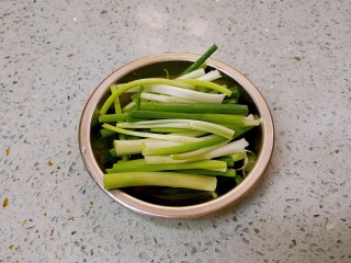 6、栗子焖鸡,葱切段。