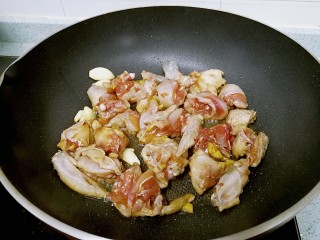 8、栗子焖鸡,倒入鸡块，暂不翻动，大火烧制30秒左右。