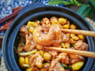 17、栗子焖鸡,喷香的栗子焖鸡，锅底的汤汁也超下饭的。