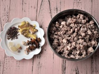 1、自贡冷吃兔,选择大小适中的兔子，2斤左右的兔子最佳。兔子下锅煮3分钟，去血腥，沥干水份备用。