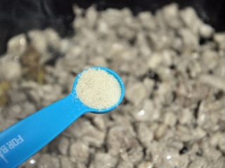 5、自贡冷吃兔,倒入2勺盐，翻炒。