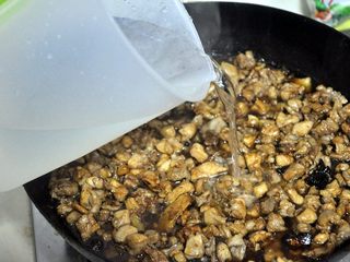 8、自贡冷吃兔,倒入适量冷水，可以盖住兔肉就好。