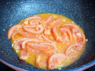 5、番茄金针菇肥牛,翻炒至出汁