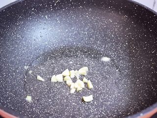 5、鸡蛋炒菠菜,原锅倒入适量的食用油烧热，放入蒜末炒出香味