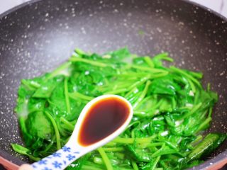 7、鸡蛋炒菠菜,加入生抽