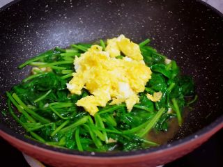 10、鸡蛋炒菠菜,加入鸡蛋
