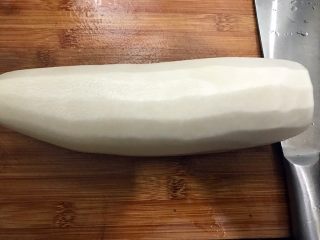 1、清爽小凉菜——红油拌萝卜丝,白萝卜去皮洗净