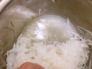 5、清爽小凉菜——红油拌萝卜丝,直到萝卜的水出的差不多即可