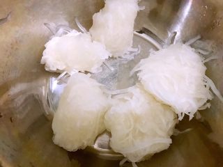 6、清爽小凉菜——红油拌萝卜丝,把萝卜丝攥干水分放入盆里备用