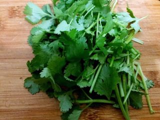 7、清爽小凉菜——红油拌萝卜丝,香菜切段