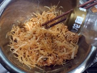 13、清爽小凉菜——红油拌萝卜丝,淋上芝麻油拌匀