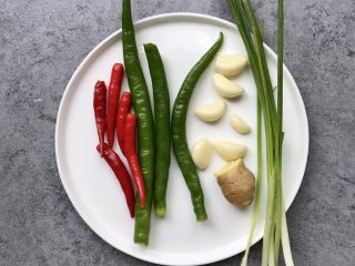 2、双椒爆炒牛柳,3个青尖椒、5个小米椒、6个蒜瓣、姜、葱洗净(如果不能吃辣容易上火的亲记得少放辣椒哦)