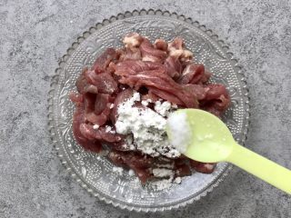 5、双椒爆炒牛柳,先把牛肉处理腌制一下:加少许生粉和少许盐