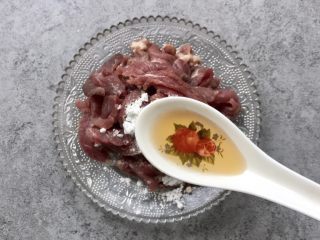 6、双椒爆炒牛柳,加半汤匙料酒和小半勺食用油