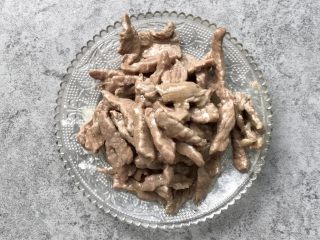 9、双椒爆炒牛柳,快炒至变色即可装盘备用