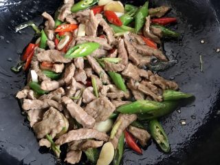 14、双椒爆炒牛柳,大火翻炒均匀即可出锅(记住整个翻炒过程都是大火哈,爆炒)