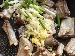 8、川香土豆炖排骨,加入葱姜蒜炒香。