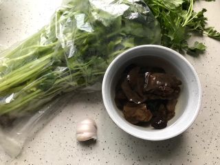 1、芹菜拌木耳,首先我们准备好所有食材