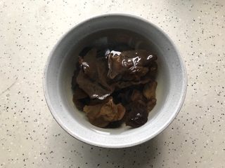 2、芹菜拌木耳,木耳提前泡发