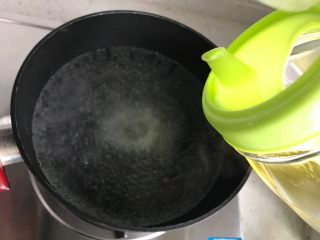 9、芹菜拌木耳,滴几滴食用油