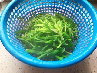 12、芹菜拌木耳,捞出，控干水分，备用