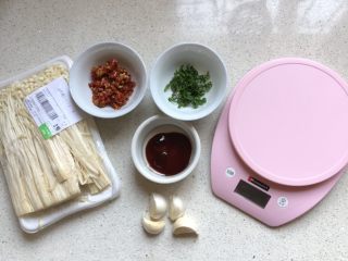 1、蒜香金针菇,先把材料备好。
