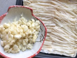 3、蒜香金针菇,大蒜切成末，撒入其中