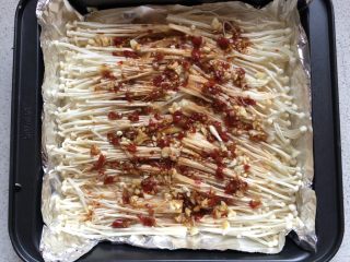 5、蒜香金针菇,用勺子撒在上面