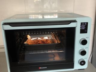 6、蒜香金针菇,送入预热好的烤箱，中层上下火200度、烤15分钟左右，这样嫩嫩的特别好吃????