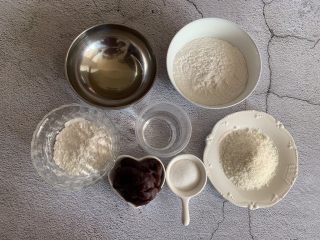 1、豆沙糯米卷,准备好食材