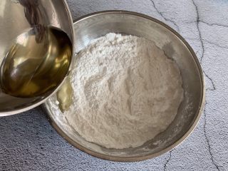 4、豆沙糯米卷,倒入玉米油