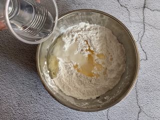 5、豆沙糯米卷,倒入清水