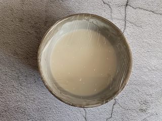 7、豆沙糯米卷,盖上保鲜膜，用牙签扎几个小孔，放入锅中大火蒸20分钟