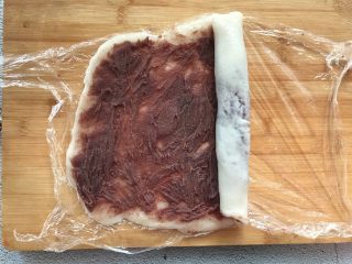 11、豆沙糯米卷,从一头卷起来