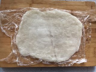 9、豆沙糯米卷,用擀面杖擀成薄片