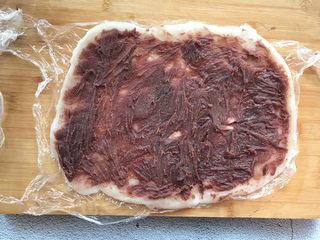10、豆沙糯米卷,均匀的涂抹上豆沙馅