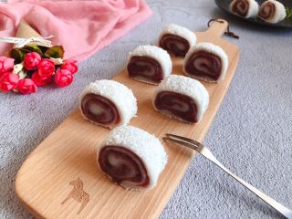 13、豆沙糯米卷,切成小段即可